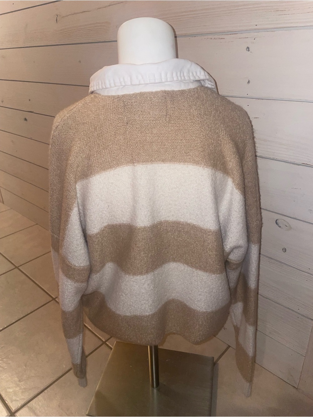 Women's American Eagle Beige and Cream Polo V-Neck Cropped Sweater - small - Picture 2 of 4